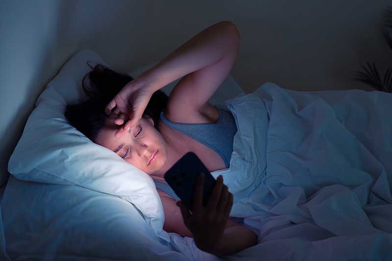Jak technologie wpływają na nasze nawyki snu?